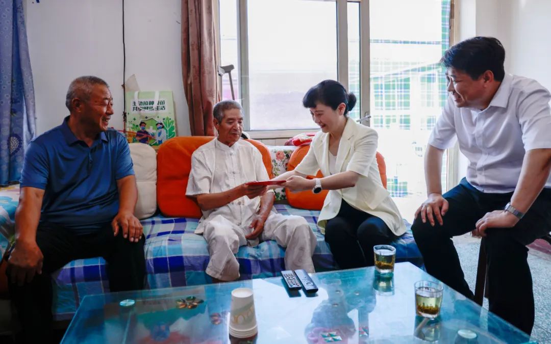 刘惠先后走进南蔡村镇丁家村"光荣在党50年"老党员,困难党员张彦来和