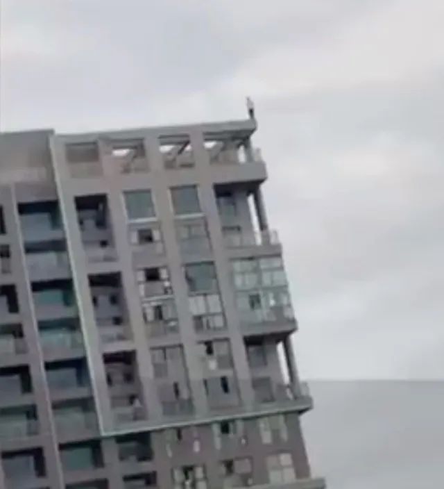 男子跳六楼身亡_男子徘徊数小时跳楼身亡 路人曾起哄_龙溪山庄跳楼身亡