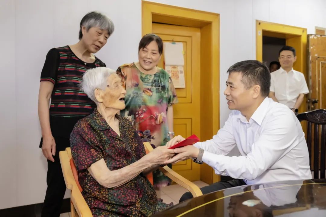 王敏看望慰问老党员