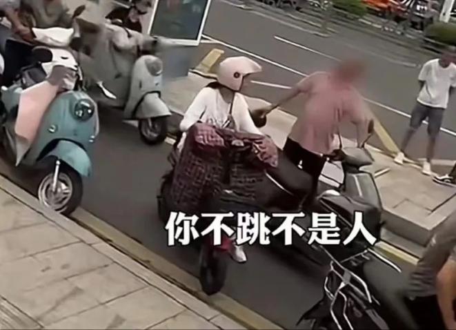 上海警方通报_男子跳楼被围观起哄 怂恿者被行拘_警方通报空姐遇害