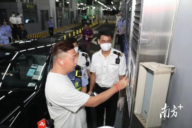“港车北上”正式实施_广州粤a牌网约车查吗_挂粤a牌和假香港牌