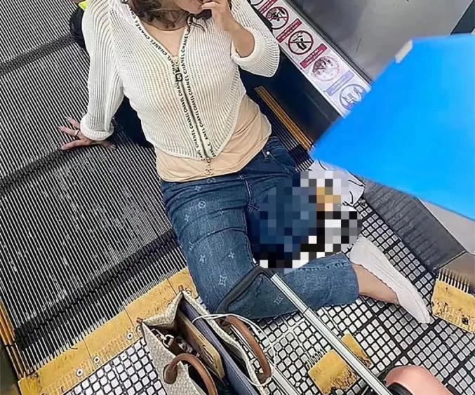 游客突发疾病导游应该怎么办_中石油长庆油田突发井喷事故_泰国女游客卷入电动步道腿被夹断