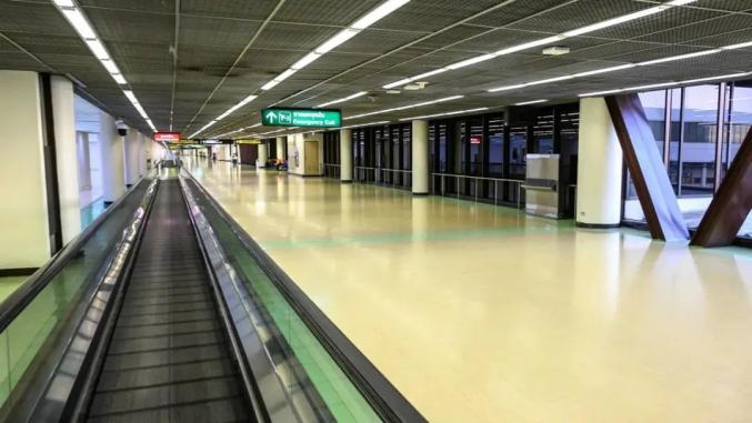 泰国女子小腿卷入自动步道被迫截肢_中游客机场扔垃圾