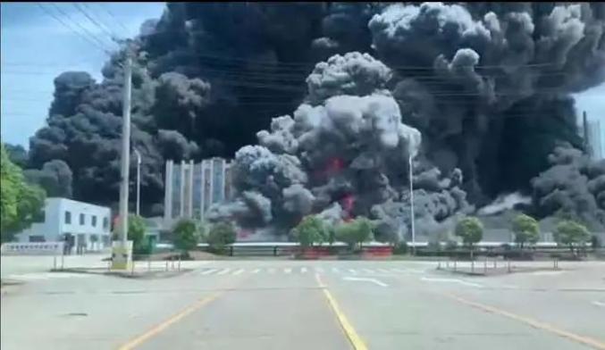 火灾发生后穿过浓烟_江西一化工厂起火 官方：无伤亡_火灾吸入浓烟怎么清肺