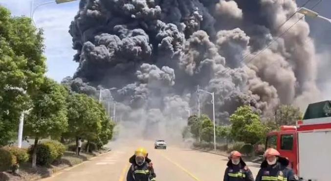 火灾吸入浓烟怎么清肺_江西一化工厂起火 官方：无伤亡_火灾发生后穿过浓烟