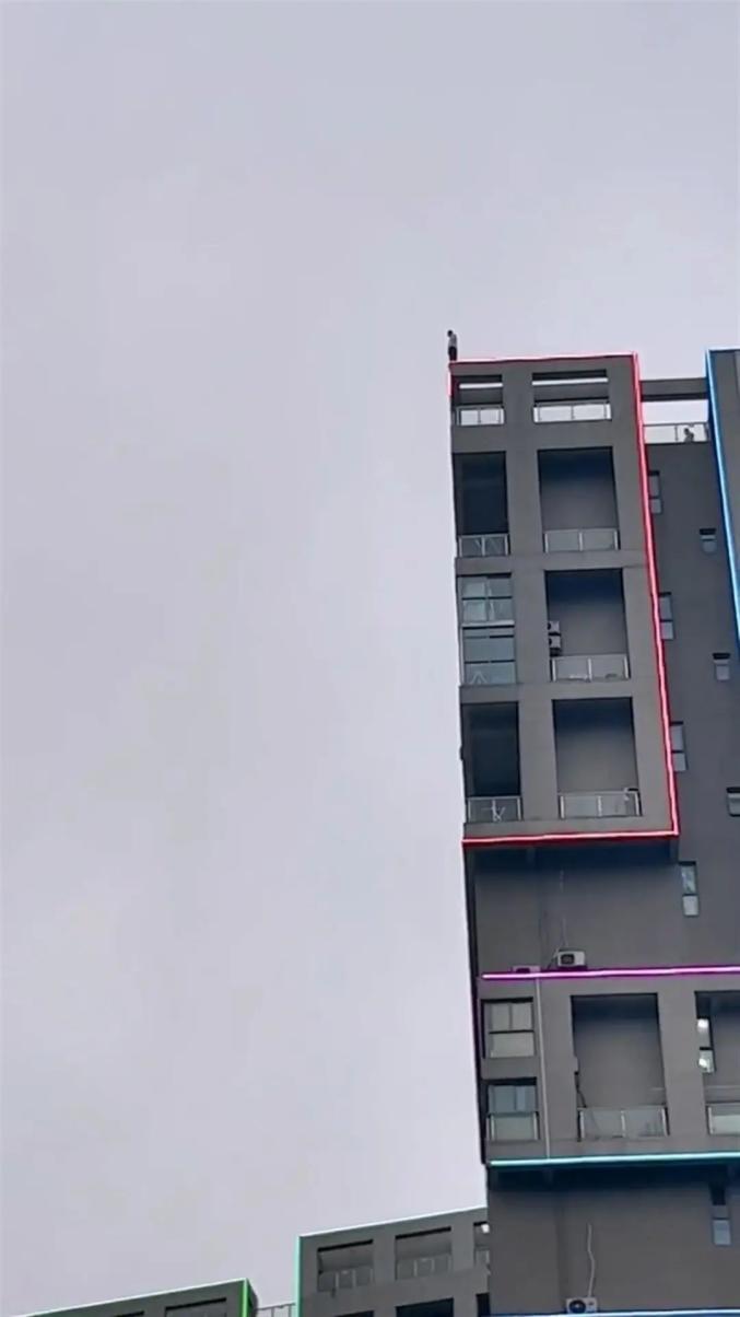 宝鸡警方通报男子摔打幼儿_警方通报女子被两男子拽上车_男子跳楼被围观起哄 怂恿者被行拘