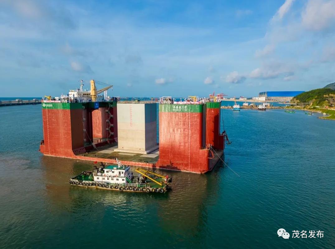 茂名港博贺新港区30万吨级原油码头工程 → 首个沉箱成功出运安装