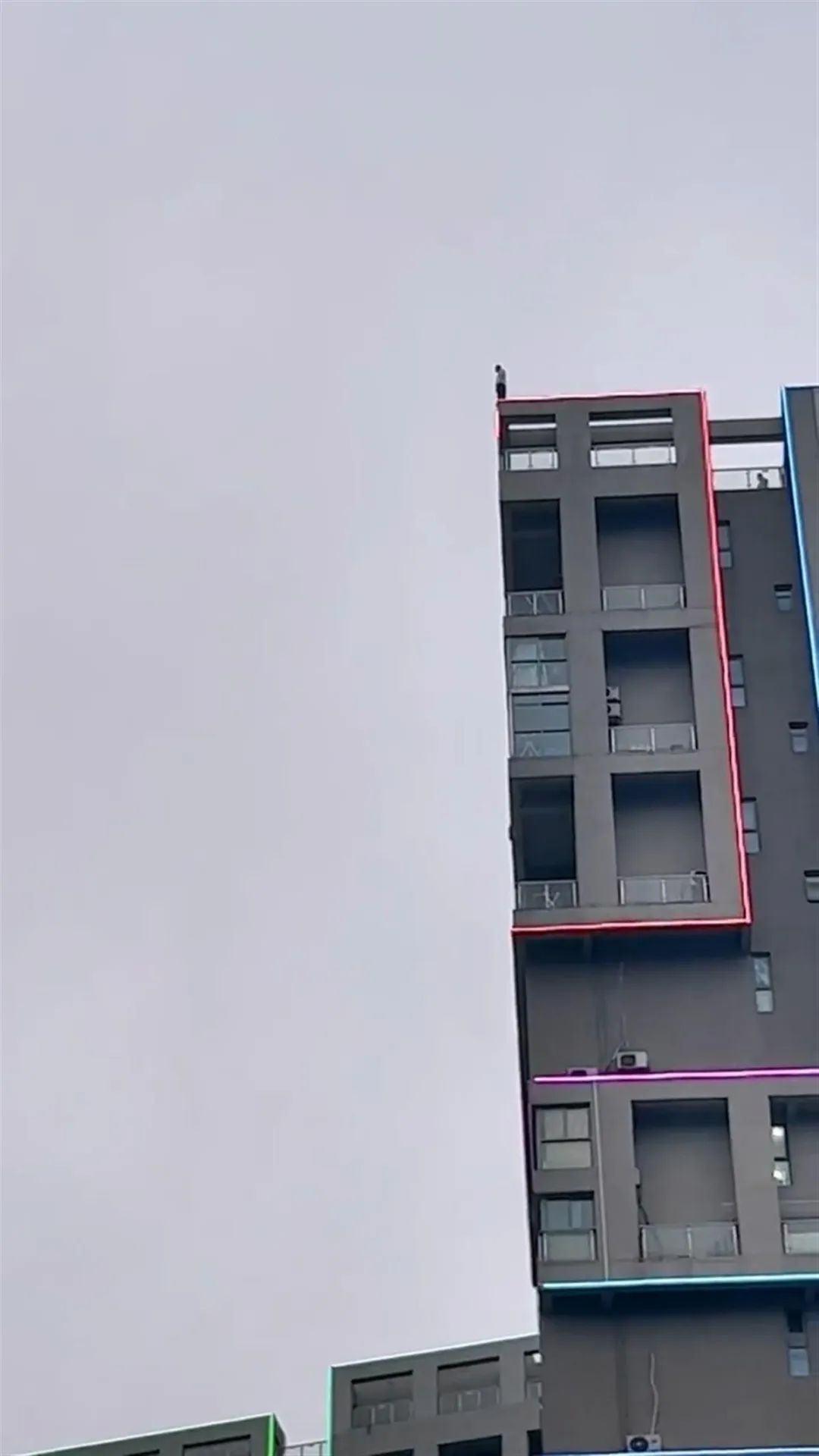 46福建安溪女跳楼轻生事件_上海女子轻生跳楼事件_警方称会依法处理围观跳楼起哄者