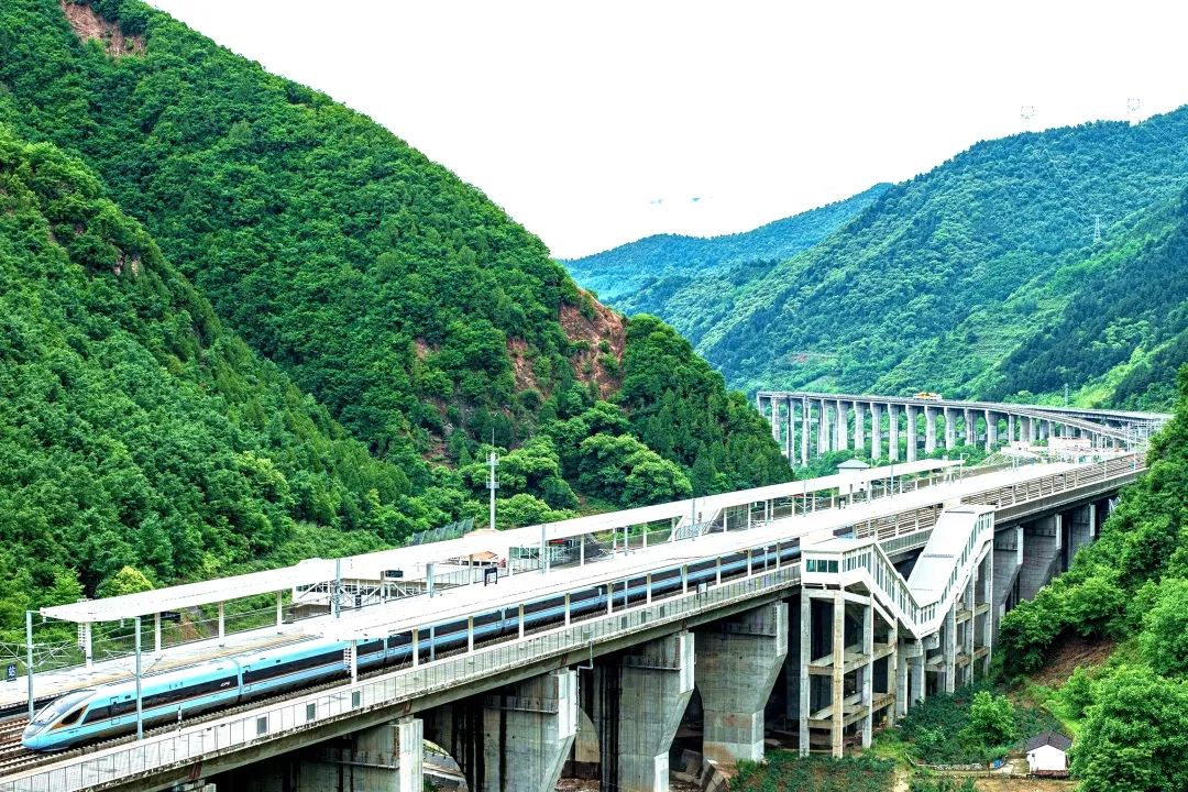 铁道风景线夏日铁路沿线风景如画