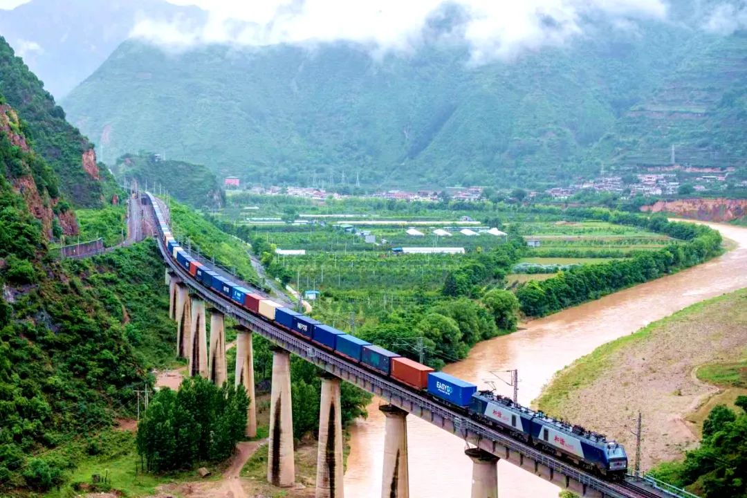 铁道风景线夏日铁路沿线风景如画