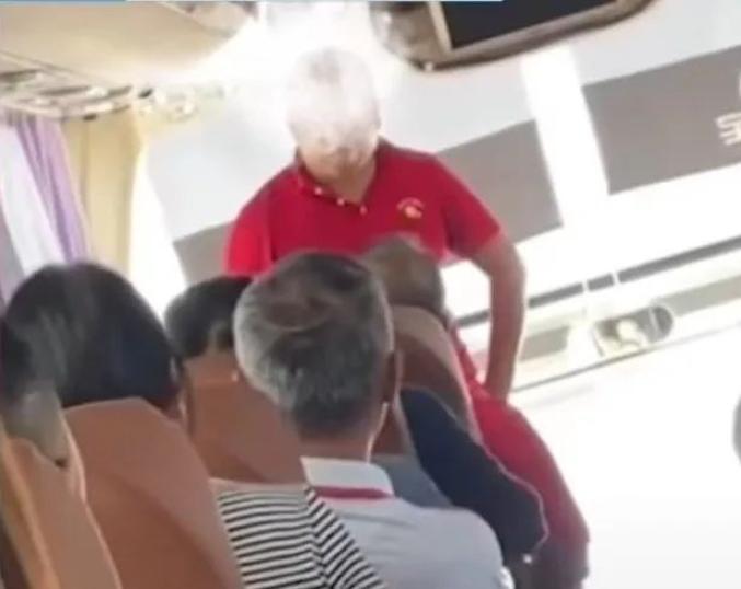 导游对打呼噜游客说要不你下车_游客打导游什么责任_游客抱娃下车