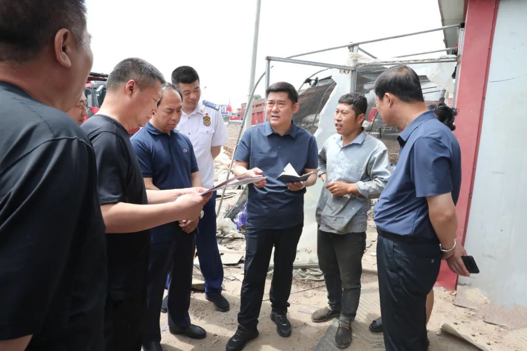 刘英武先后来到长岭县博健医院,杨氏中医院,网吧及电焊修理部,每到一