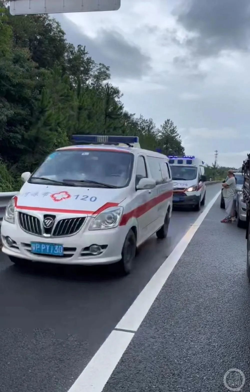 湛江大巴事故_湛江大巴翻车_广东汕湛高速大巴侧翻有人受伤被困