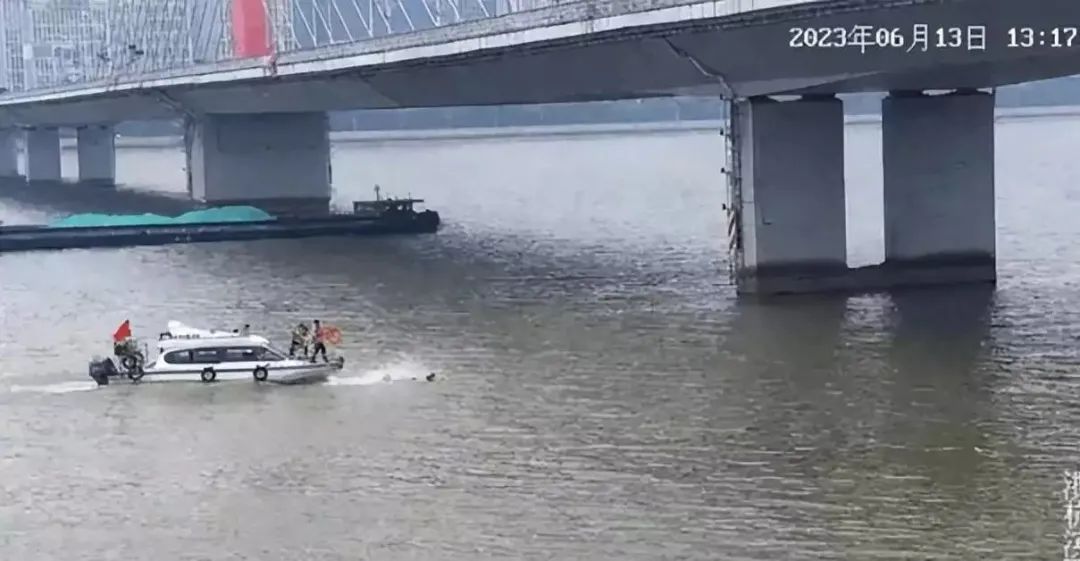 我只是他最后想到的人_喊“不跳不是人”的大爷是个什么人_屋里没人却听到呼吸声