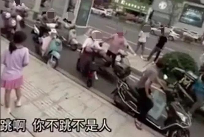 男子跳楼被围观起哄 怂恿者被行拘_涉嫌盗窃罪拘留的后果有什么