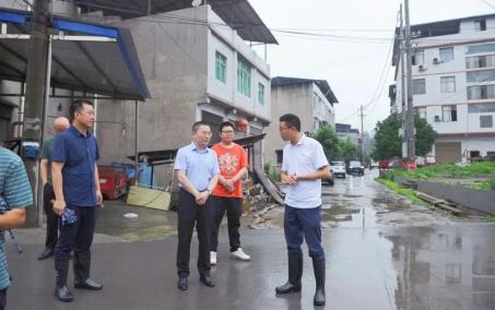 市法院党组书记院长钟鹏飞到双河街道督导大运安保及防汛工作