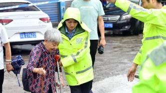 暴雨突襲重慶萬州！公安民警輔警聞令而動守護群眾平安