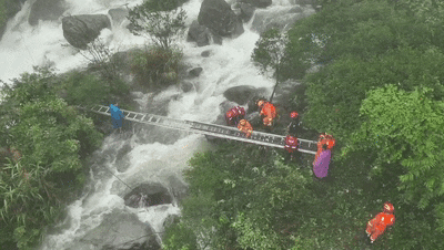 临安大鱼线边溪水猛涨，8名游客被困