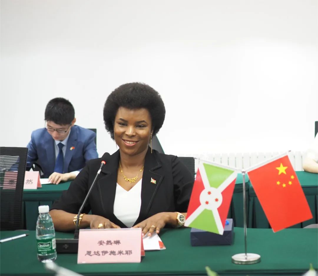驻布隆迪大使赵江平在《新生报》发表署名文章 《中国“两会”：共同发展的新机遇》