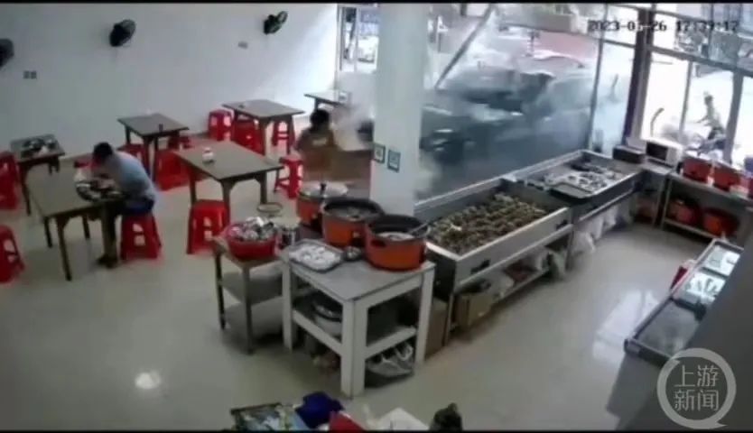 翻栏杆被撞汽车负责不_福建一理想汽车冲进餐厅撞飞2人_工藤壮人被撞