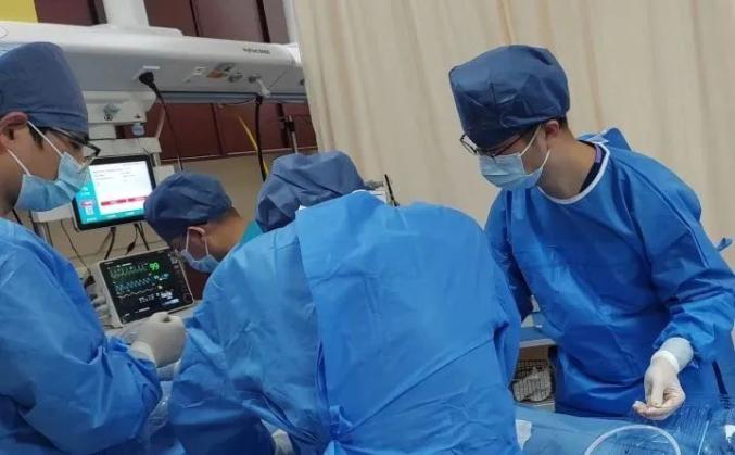 抢救室抢救女子_微笑抑郁症_急诊医生抢救视频