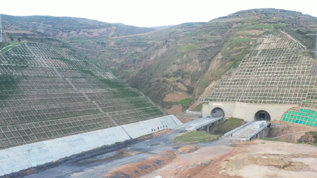 甘肃最长公路隧道木寨岭特长隧道贯通