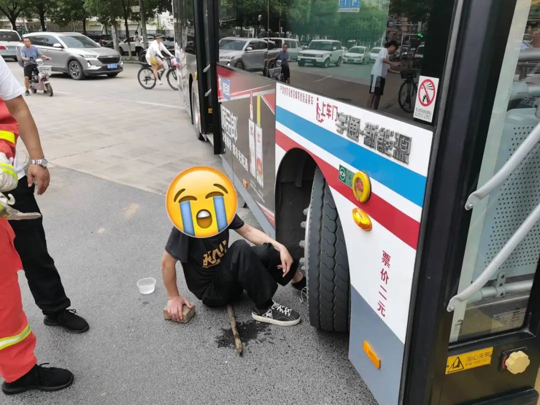 被公交车转弯压到脚,看着就疼!_澎湃号·政务_澎湃新闻-the paper