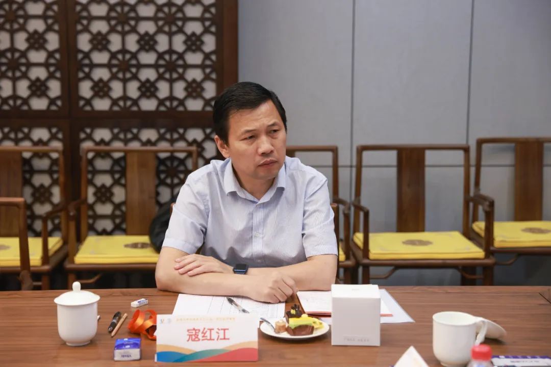 喻 梅 中国传媒大学播音主持艺术学院院长▲ 王维家 中国传媒大学