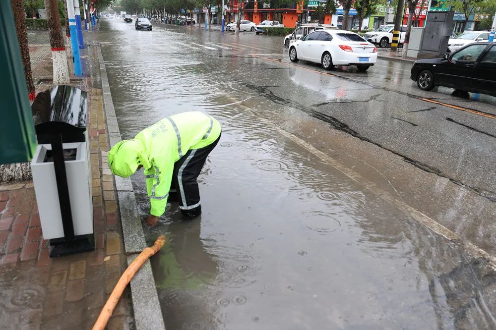 暴雨中“荧光绿”为群众撑起“平安伞”_澎湃号·政务_澎湃新闻-The Paper