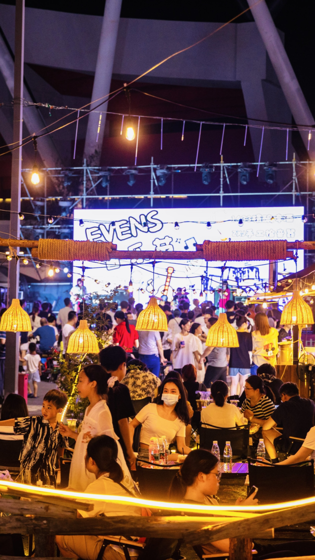 位于肇庆新区体育中心的网红夜市街.