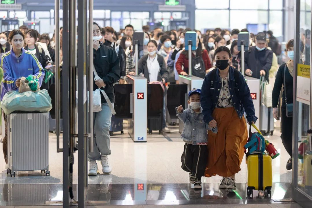 公共场所设置禁童区？厌童也是一种舆论霸凌｜锐评