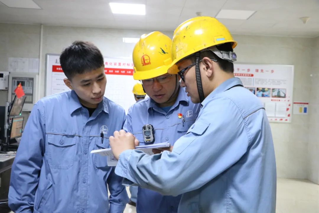 1.法人股东登记：法人股东由法定代表人出席会议的