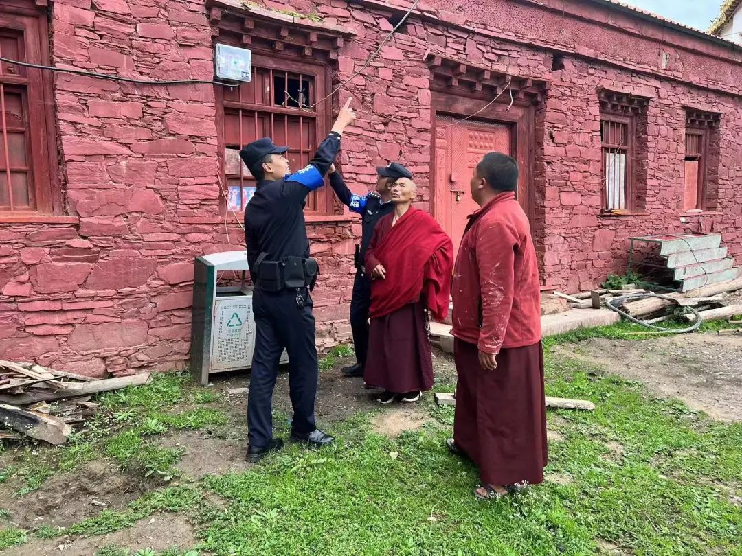 平安班瑪建設丨江日堂,知欽派出所組織民警深入轄區寺院開展安全檢查