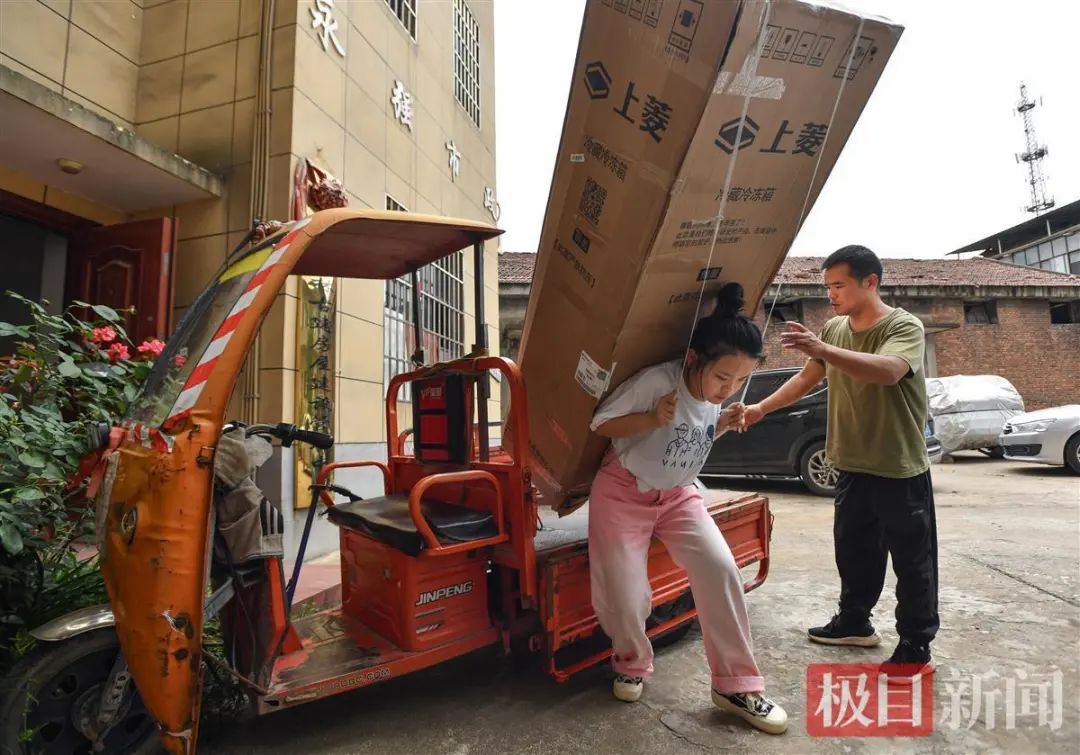 负重前行女人图片