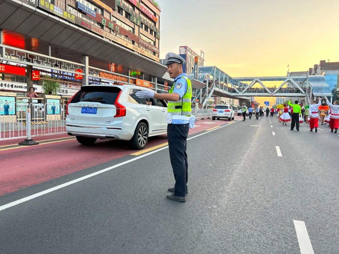 延吉夜“警”美如画 花车热闹巡游 交警细心护航澎湃号·政务澎湃新闻 The Paper 5574