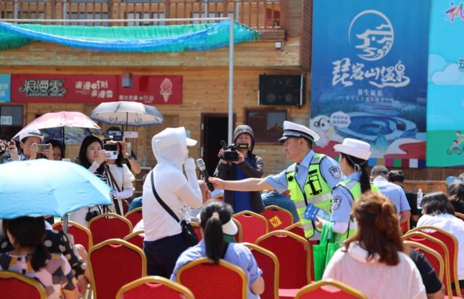 延边州交通安全委员会办公室举行助力延边旅游经济发展交通安全巡回宣传龙井站活动_澎湃号·政务_澎湃新闻-The Paper