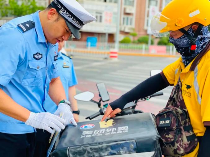 “十项行动”在“丽政”先行 | 东丽交警支队开展“一盔一带”交通安全宣传活动_澎湃号·政务_澎湃新闻-The Paper