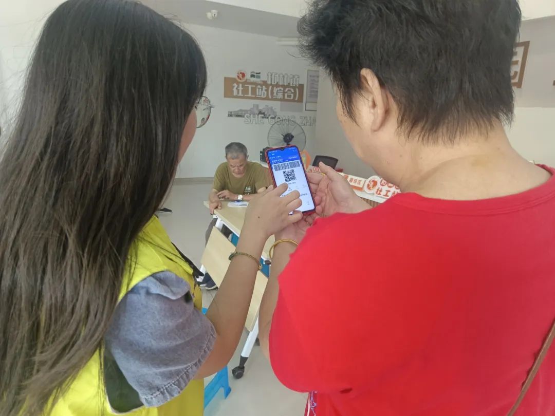 海韵社区医保红色代办员们通过面对面宣讲,手把手教学的形式,帮助更多