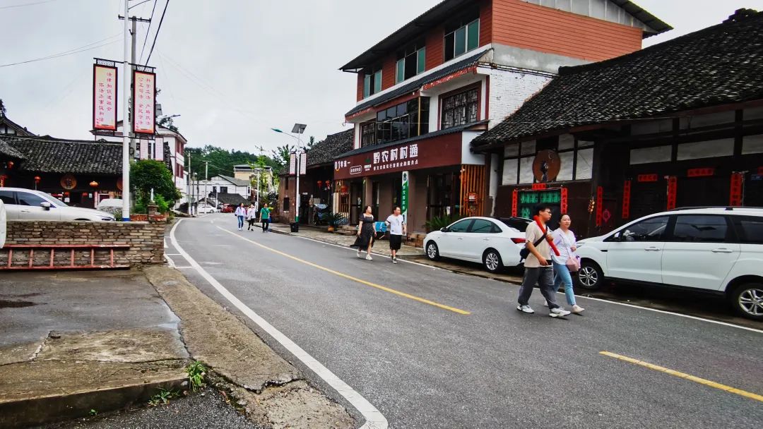 修文县六屯镇大木村:"热活动"带动"凉资源" 引爆度假康养避暑胜地