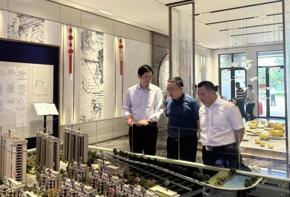 工作调研,区房管局党组书记,局长宋杰,党组成员,副局长徐晓峰陪同调研