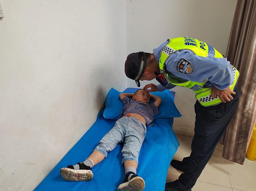 【有我在,你放心】黄果树交警火速救助受伤儿童_澎湃号·政务_澎湃