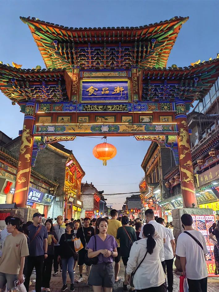 山西日报新媒体记者吴晓庆报道 7月21日晚,华灯初上,太原食品街,人群