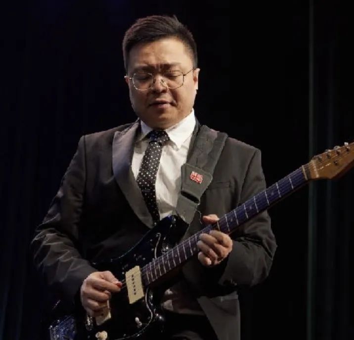 吉他手：吴熙毕业于武汉音乐学院古典吉他专业。2010年参加东京巴赫吉他大