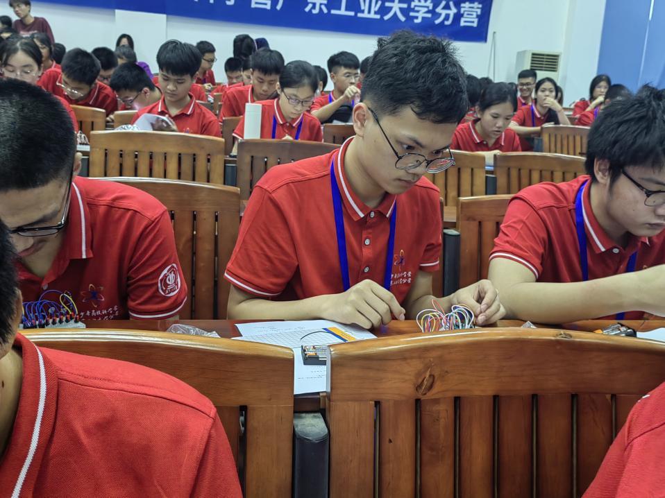 图为河池市宜州区高级中学学生在制作理学架构模型