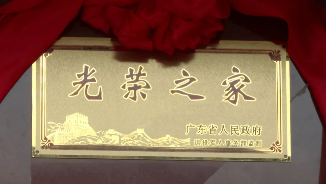 县人武部为新入伍现役军人家庭悬挂光荣牌