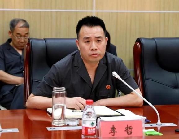 李哲代表全市法院对各位企业家,代表委员,与会领导的宝贵意见与建议