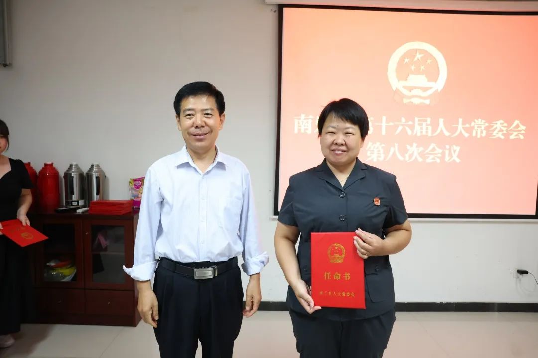 县人大常委会党组书记,主任张耀华分别向14名同志颁发了任命证书.