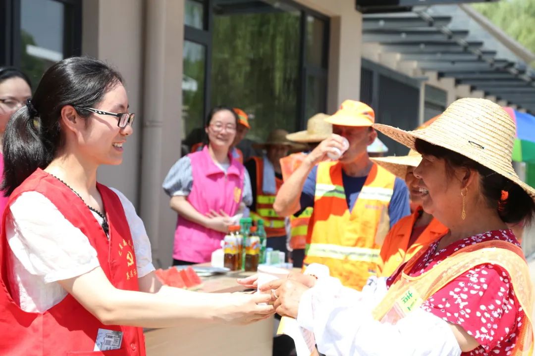 高温之下“暑”你最美 “德清嫂”夏日送清凉 携手文明迎亚运澎湃号·政务澎湃新闻 The Paper 0304