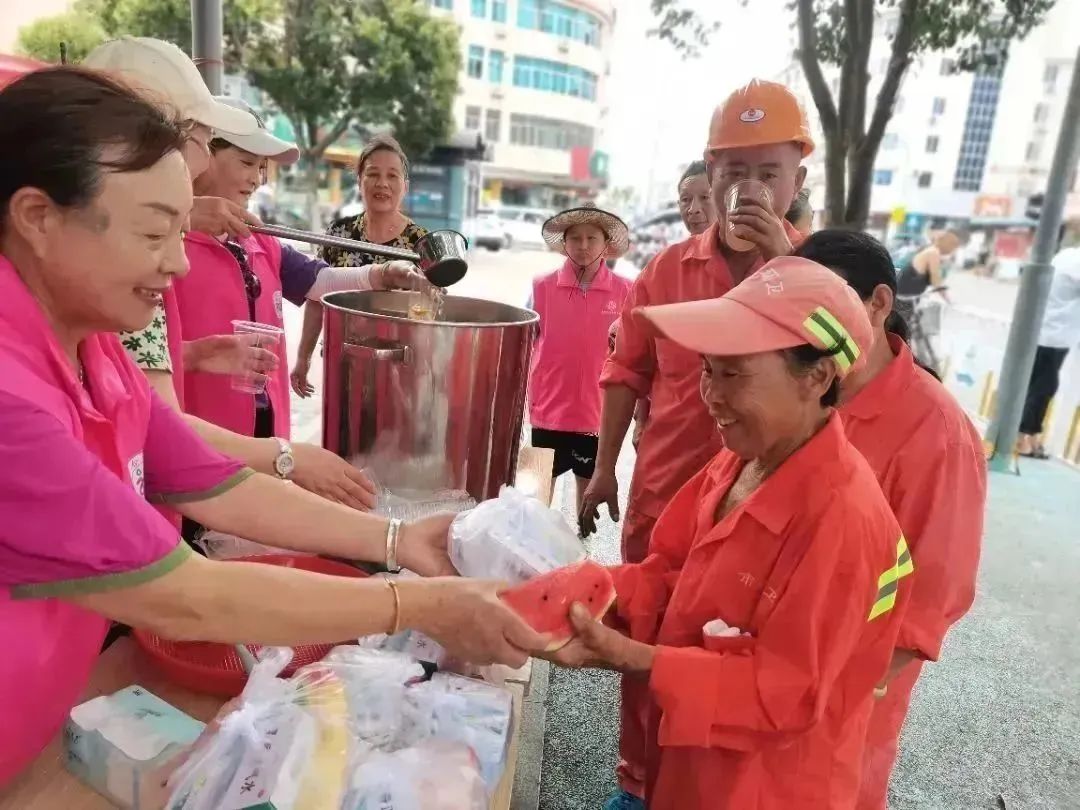 巾帼共建｜“盛夏添凉爽 巾帼沁人心”——玉环市妇联开展送清凉志愿服务活动_澎湃号·政务_澎湃新闻-The Paper