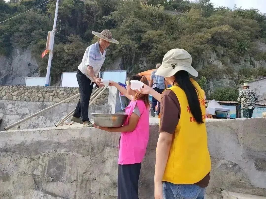 巾帼共建｜“盛夏添凉爽 巾帼沁人心”——玉环市妇联开展送清凉志愿服务活动_澎湃号·政务_澎湃新闻-The Paper